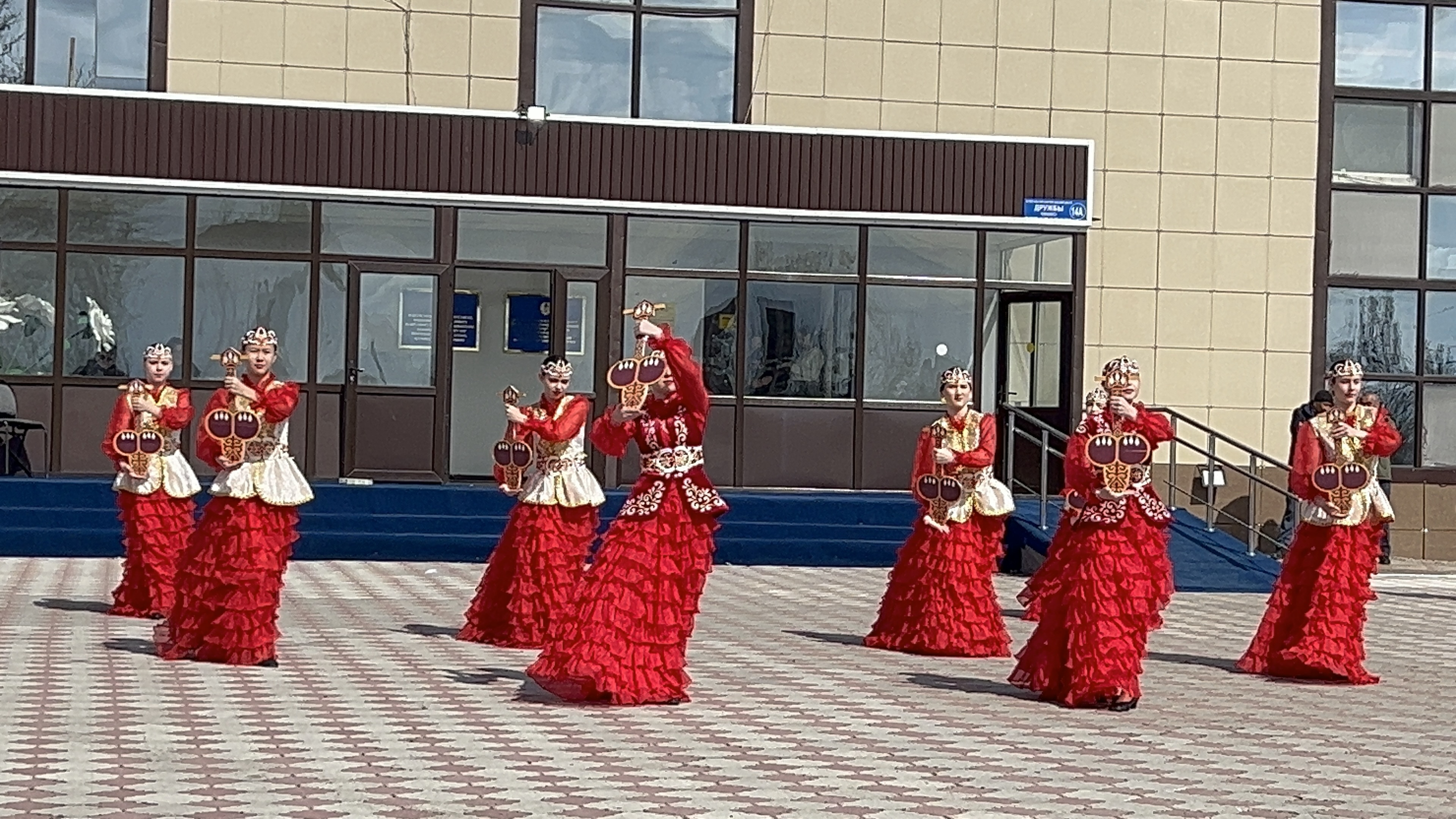 Творческий коллектив у здания Районного Дома культуры